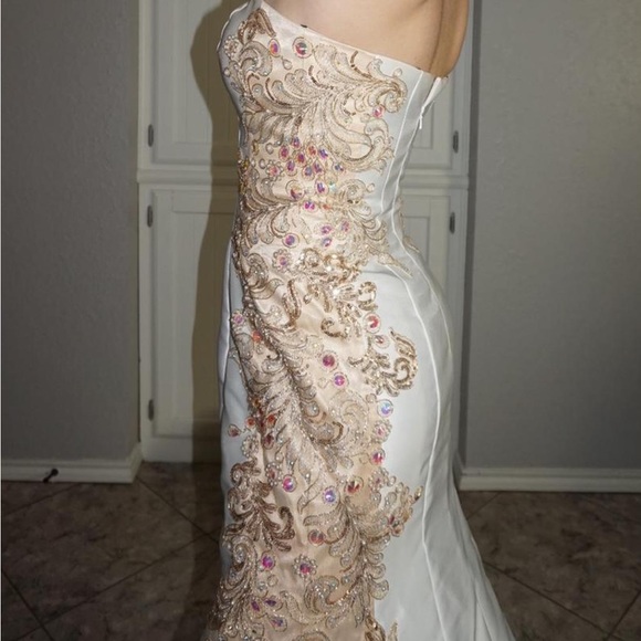 WHITE GOWN - Picture 4 of 4